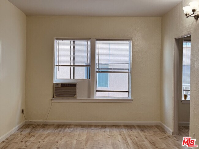 Building Photo - 920 S Hobart Blvd Unit 409