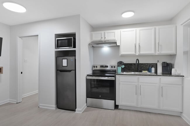 Cocina con horno/estufa completos - Redamo Suites