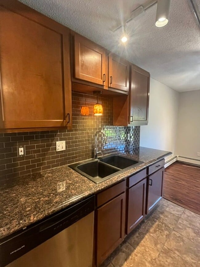 Building Photo - 2 Bedroom Unit 1007-4