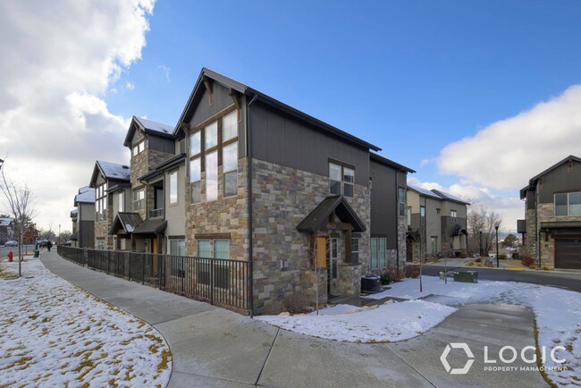 Beautiful Townhome End Unit in Prime Locat... - Beautiful Townhome End Unit in Prime Locat...