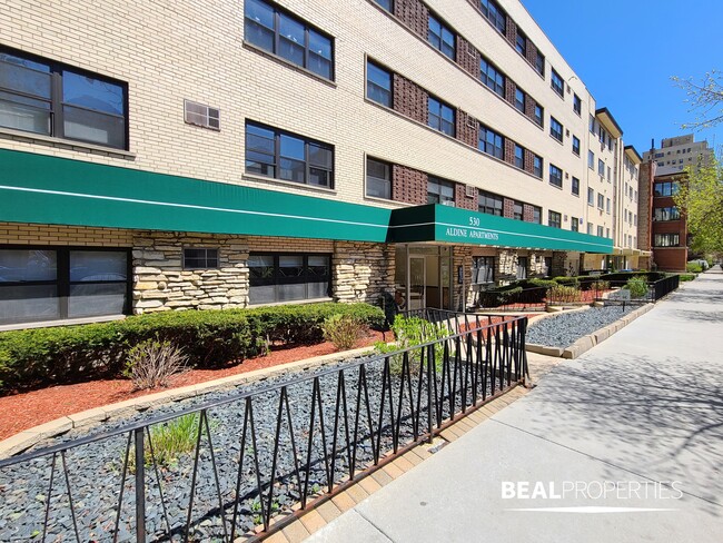 Photo - 530 W Aldine Ave