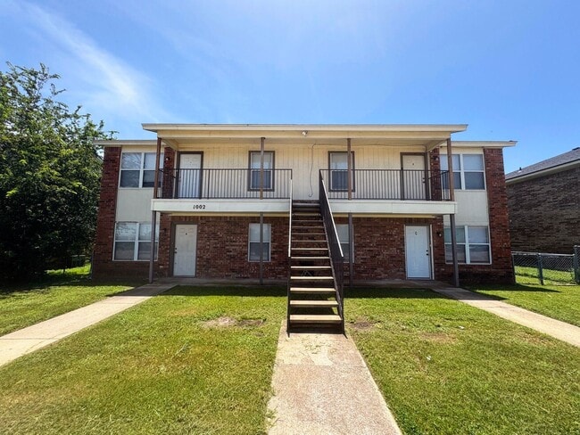 Building Photo - 1002 Circle M Dr Rental