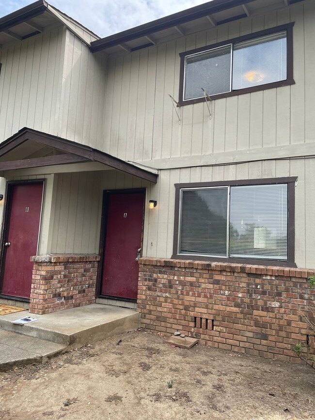 Building Photo - Very Nice 2 Bedroom 2 Bath TownhomBrand New Flooring and Fresh Paint1