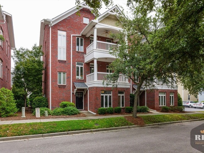 Building Photo - 3 Story Townhome, New Wood Floors, Great W...
