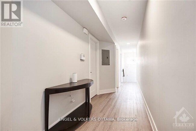 Photo - 569 McLeod St