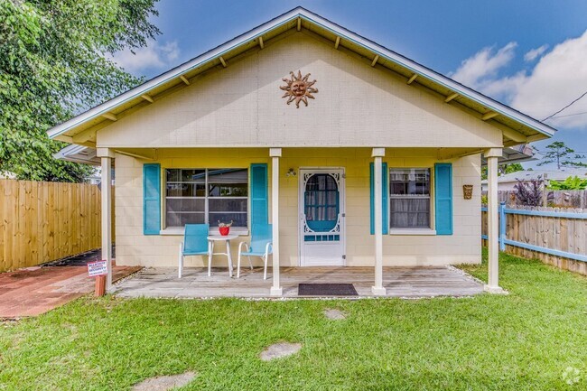 Building Photo - Super Cute Guest House! Unit Guest house in backyard