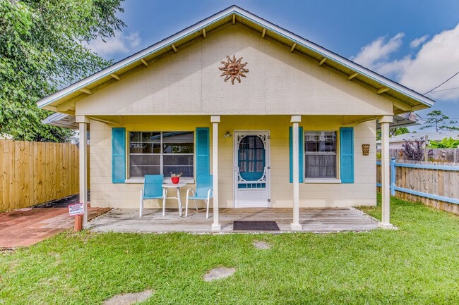 Super Cute Guest House! - Super Cute Guest House! Unit Guest house in backyard