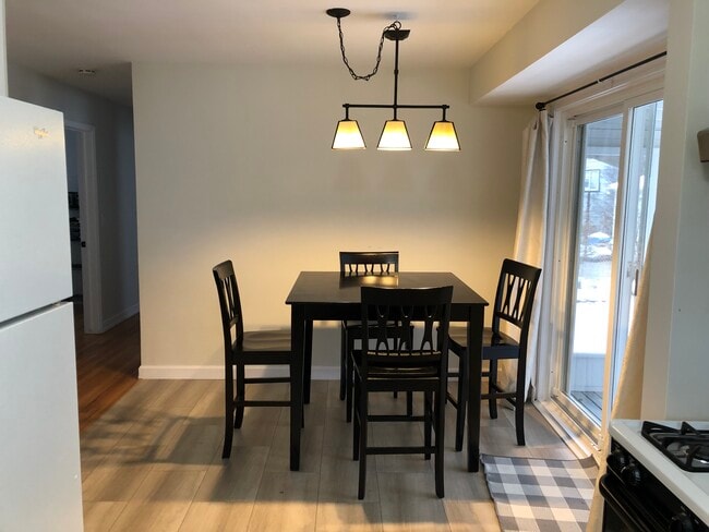 Dining - 9628 Shadyside St