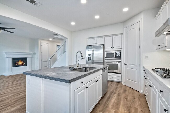 Photo - 3939 Lake Cir Dr