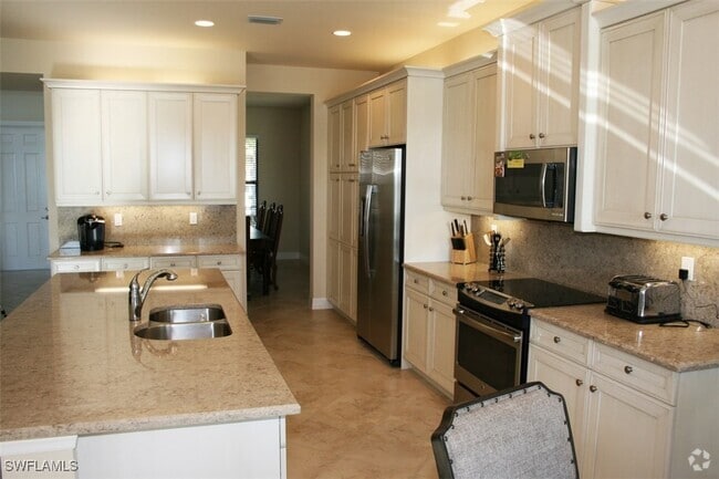 Building Photo - 3296 Pacific Dr Rental