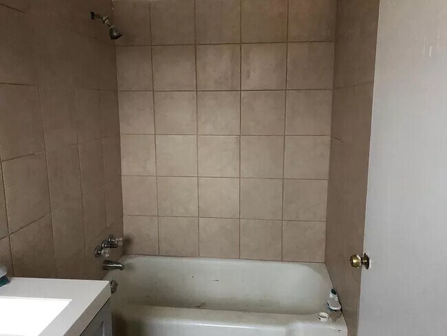 Photo - 635 Fall River Ave Unidad 2A