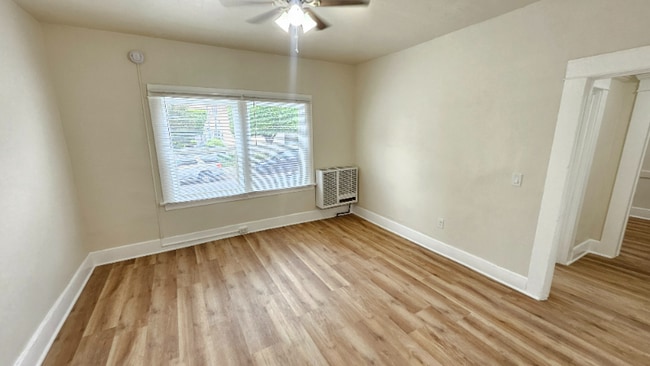 Building Photo - 1330 W 11th St Rental