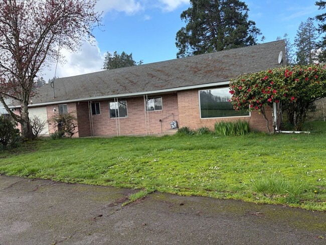 Building Photo - Large home on rural property in Carlton