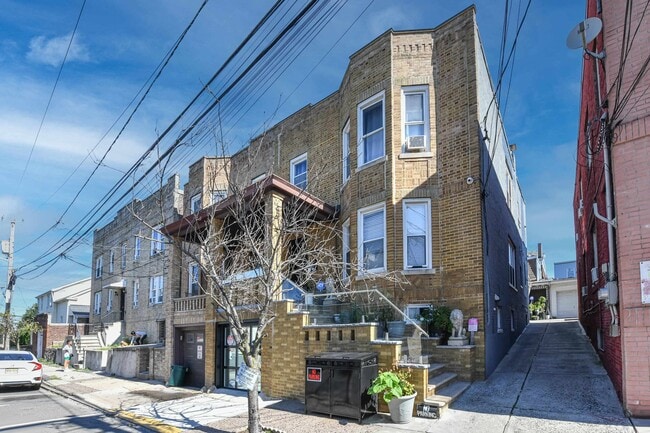 Building Photo - 1402 8th St Unit 1 Rental
