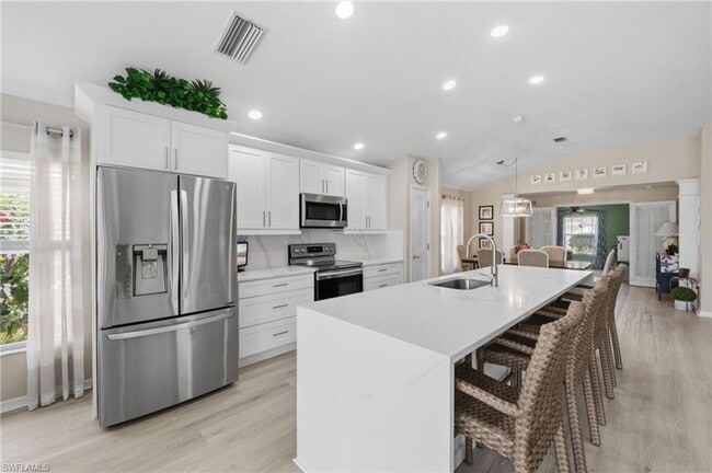 Building Photo - Rarely available Pool villa in Colonial Country Club!