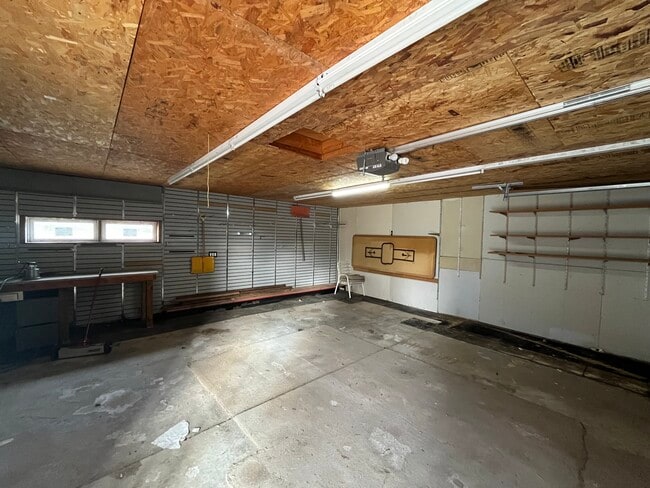 dentro de un garaje para dos coches - 3802 Clover Rd Unidad 3802 apartment A
