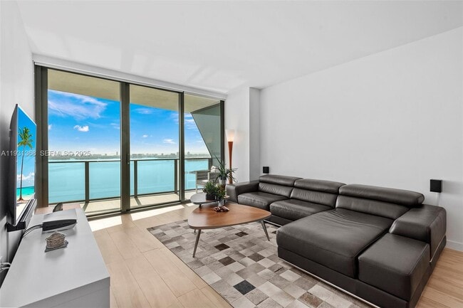 Photo - 460 NE 28th St Unidad 3903