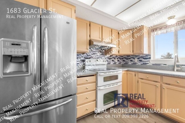 Photo - 1683 Glacier St