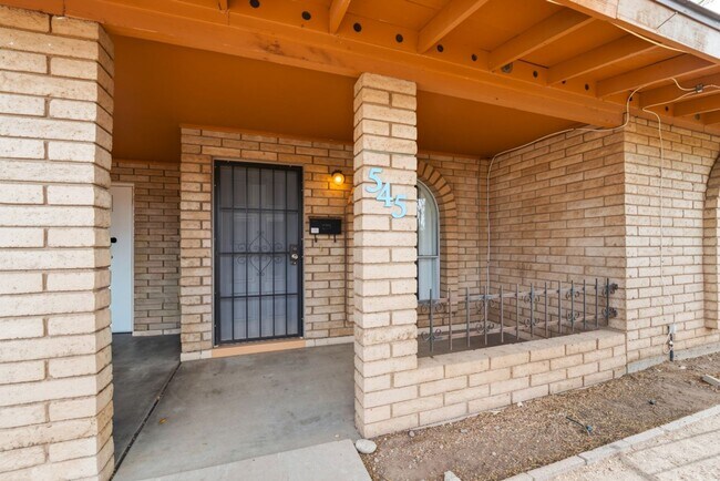 Photo - Maintained Mesa rental offering comfort, convenience, and easy access to everything the East Vall...