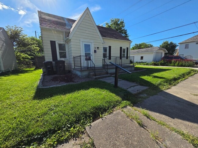 Building Photo - Three Bedroom Single Family Home AVAILABLE NOW