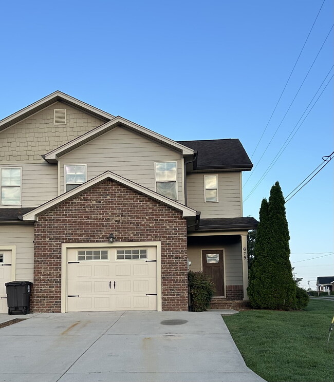 Building Photo - "Charming 3-Bed Condo in Cookeville with G...