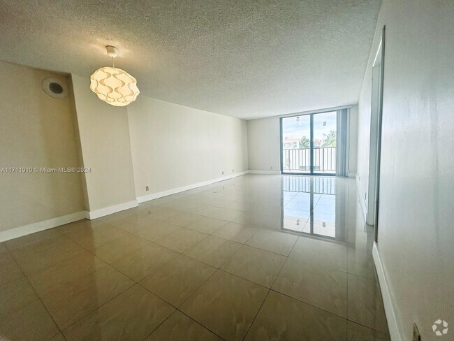 Building Photo - 2625 Collins Ave Unit 409 Rental