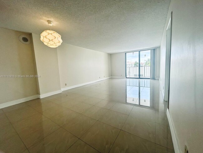 Photo - 2625 Collins Ave Apartment Unit 409