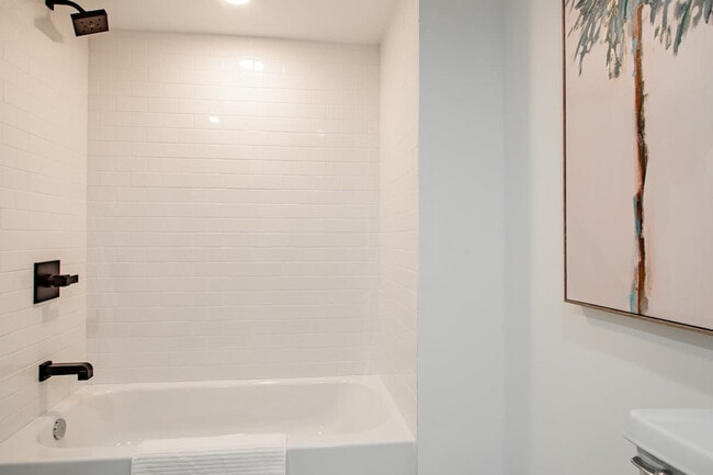Building Photo - 1020 16th St NW Rental