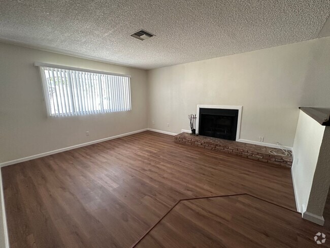 Building Photo - Remodeled/Move-in ready 3 bed 2 bath house...