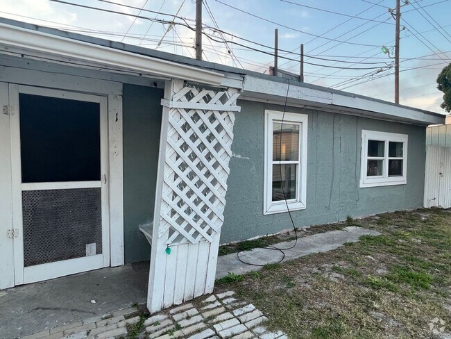 Building Photo - FIRST FLOOR UNIT BILLS PAID! Rental