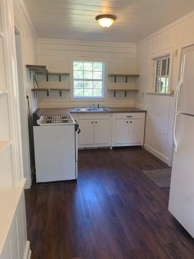 Photo - 2/1 with bonus room FENCED YARD PET FRIENDLY