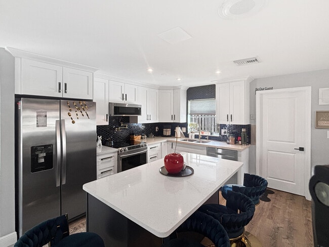 Photo - 100 SW 17th St