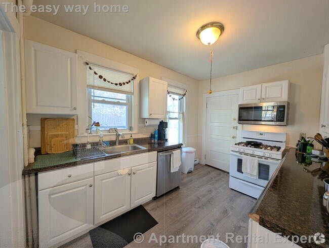 Building Photo - 18 Sanborn Ave Rental