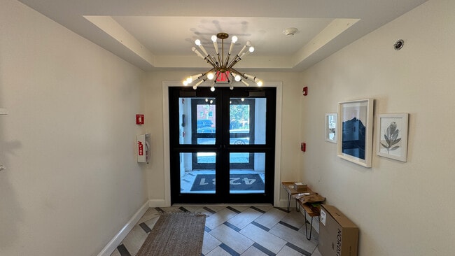 Vestíbulo - Fachada - 4281 Washington St Unidad 4281 Washington St #4C