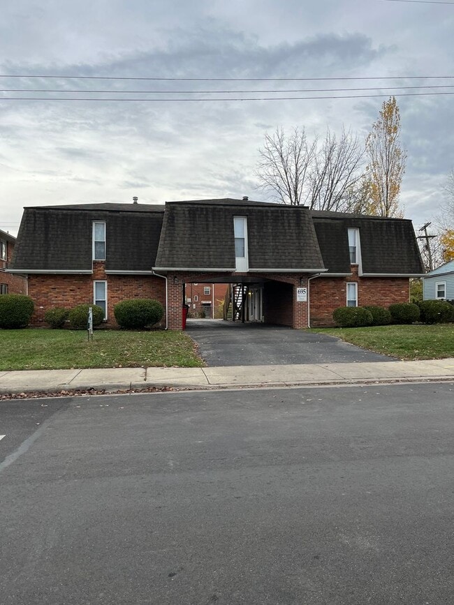 Photo - 695 Riverview