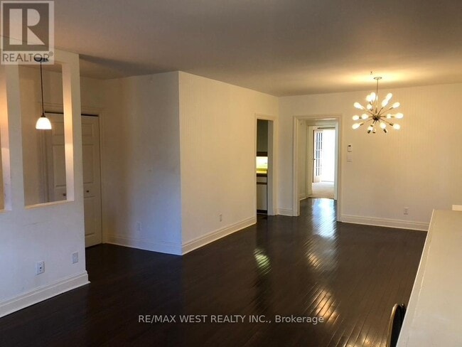 Photo - 305 St Clair Ave E