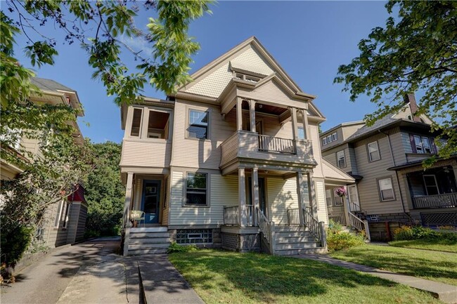 Photo - 290-296-296 Laburnam Crescent Apartment Unit 294