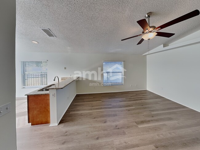 Photo - 1431 Londra Ln