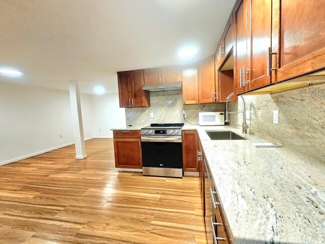 Building Photo - 684 Parker St Unit 1