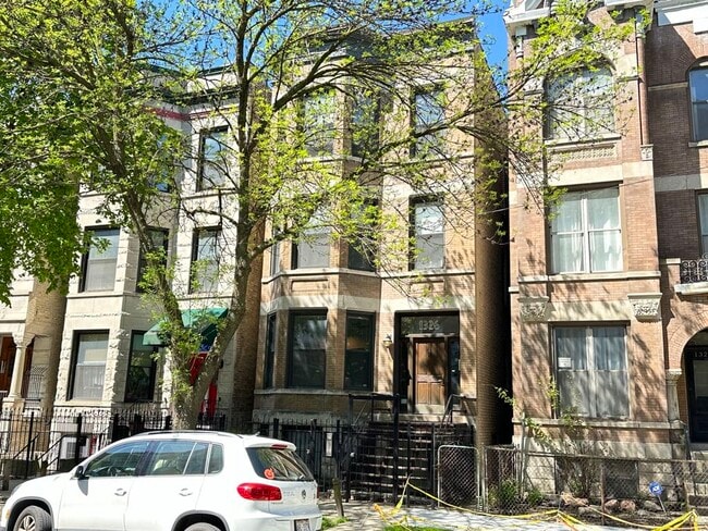 Photo - 1322 N Claremont Ave Unit J05P