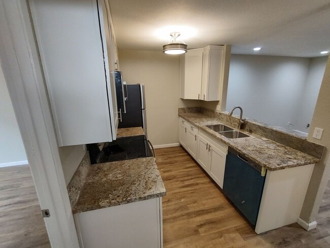 Remodeled 2 Bedroom 2 Bath Condo - Univers... - Remodeled 2 Bedroom 2 Bath Condo - Univers... Unidad 1