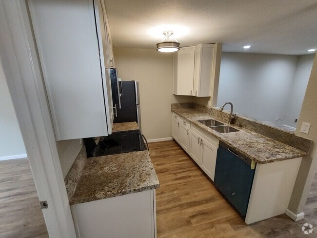 Building Photo - Remodeled 2 Bedroom 2 Bath Condo - Univers... Unit 1