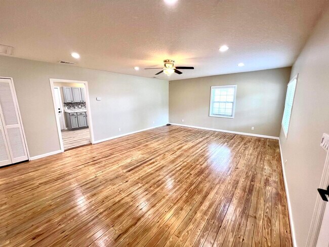 Photo - 804 W 2nd St