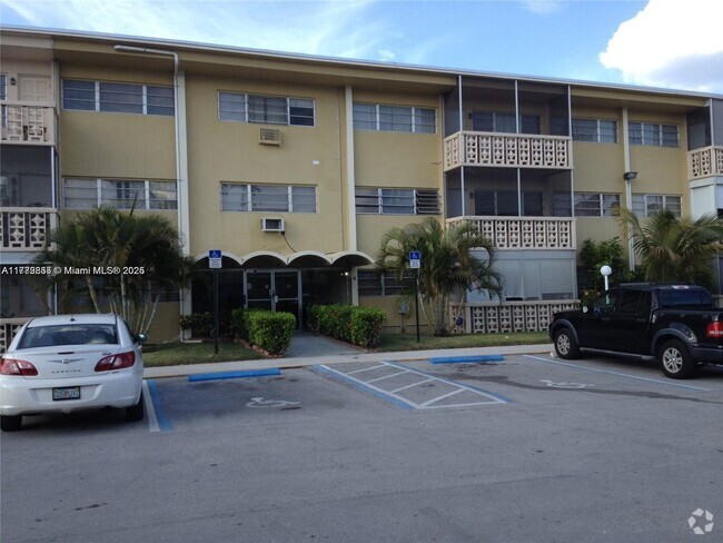 Building Photo - 1460 NE 169th St Unit 310 Rental