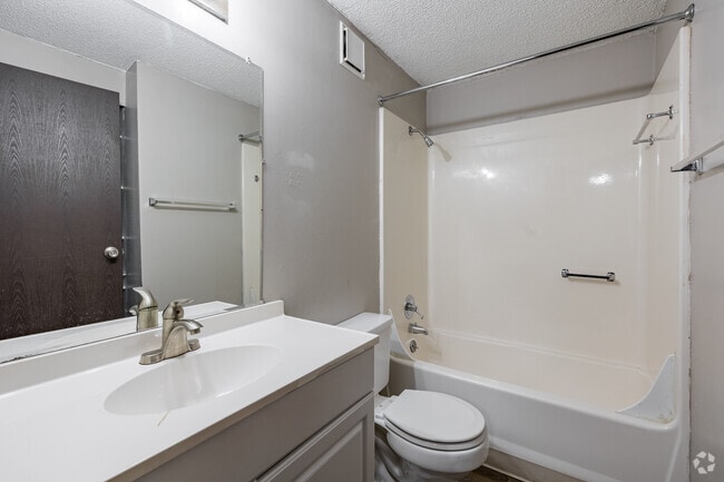 2BR, 1BA - 864SF - Bathroom