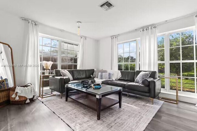 Photo - 909 NE 7th St