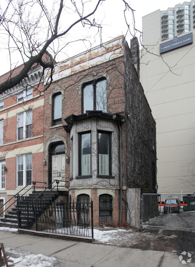 Photo - 106-108 W Oak St