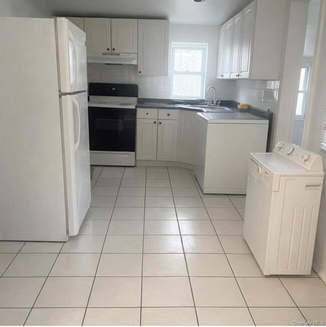 Building Photo - 221 Lehrer Ave Unit cottage