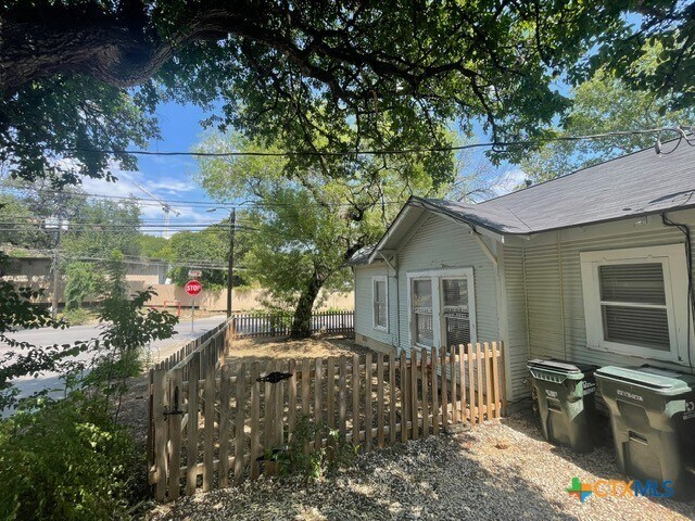 Photo - 513 Moore St