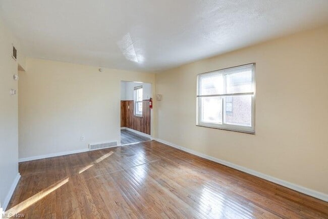 Photo - 275 E 200th St